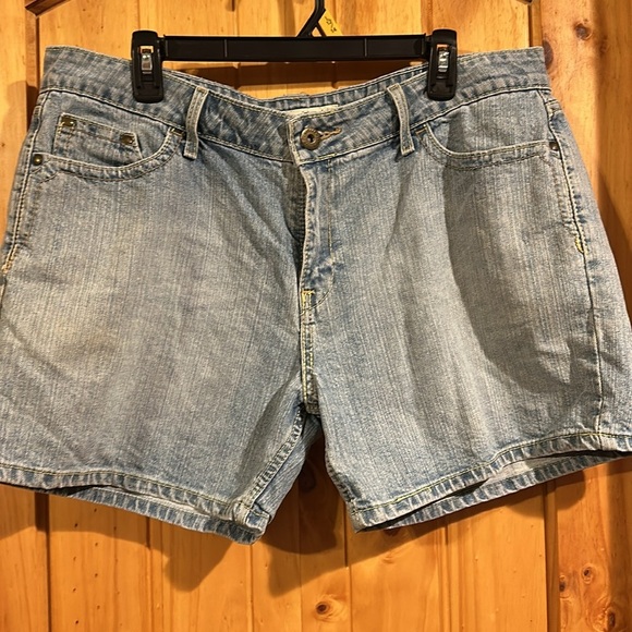 LEVIS Vintage Misses Low Rise Long Hem Jean Shorts - Picture 2 of 6